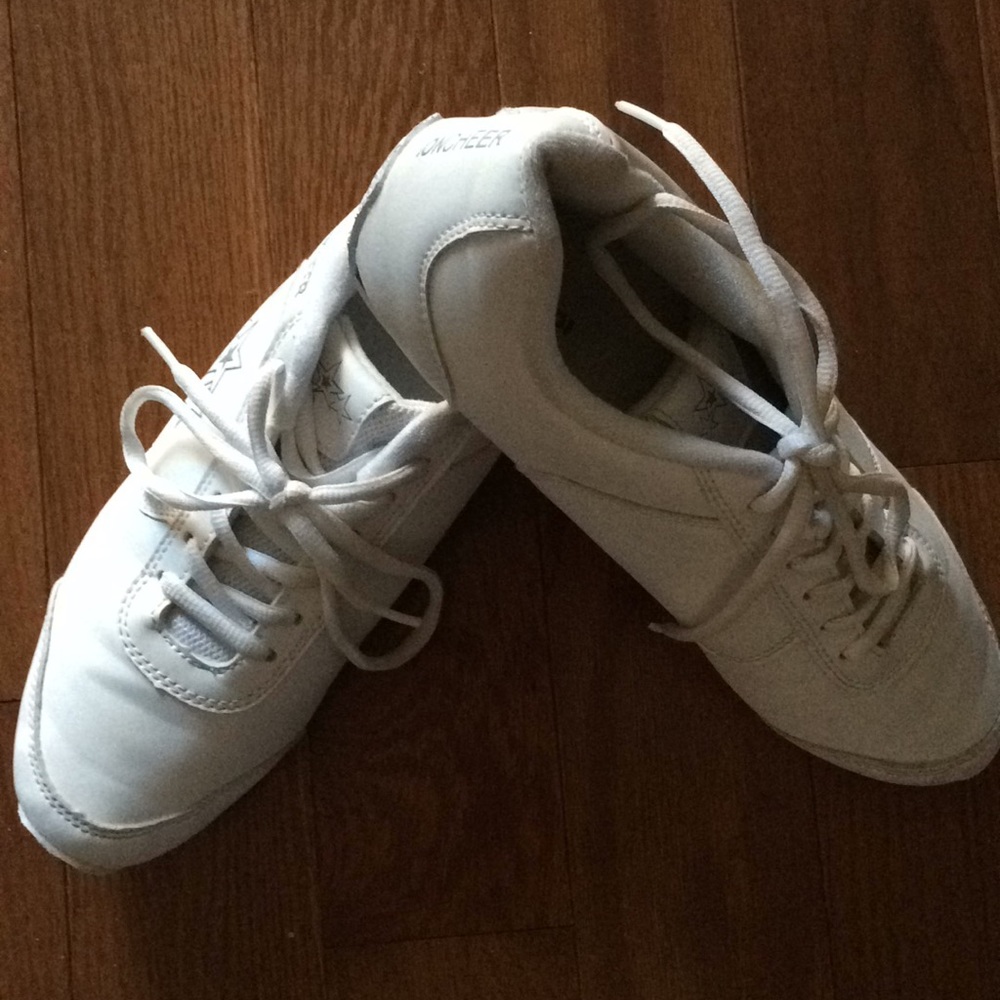 Cheer shoes